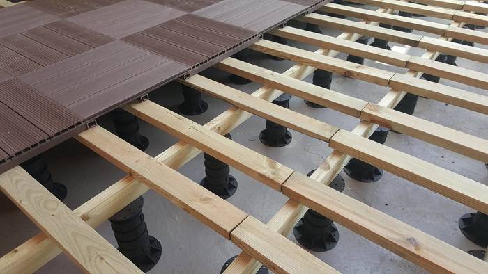 Террасная доска с помощью  регулируемых опор